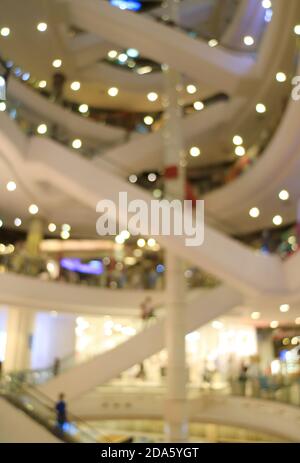 Image verticale d'escaliers mécaniques flous abstraits à l'intérieur d'un centre commercial Banque D'Images