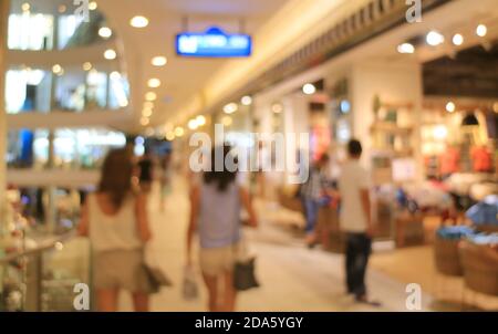 Résumé les gens flous aiment faire du shopping dans un grand magasin Banque D'Images