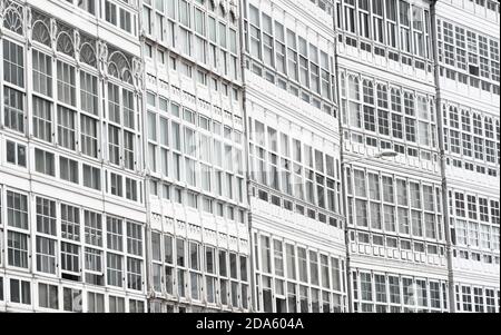 Bas angle de façades blanches avec balcons vitrés sur l'Avenida de Marina, LA Coruña, Galice Banque D'Images