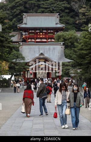 Kamakura, Japon. 6 novembre 2020. Les personnes portant un masque facial visitent le sanctuaire Tsurugaoka Hachimangu lors de l'événement Shichi Go San.Shichi Go san est un événement marquant qui célèbre la santé et le bien-être des enfants de trois, cinq et sept ans. Traditionnellement, les garçons et les filles de trois ans, les garçons de cinq ans et les filles de sept ans célèbrent cet événement, mais de nombreux parents aujourd'hui vont habiller tous leurs enfants en kimono en même temps, quel que soit leur âge pour obtenir des photos de famille. Les enfants s'habillez dans un kimono, prenez des photos et visitez les sanctuaires de shinto. (Crédit I Banque D'Images