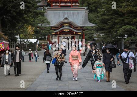Kamakura, Japon. 6 novembre 2020. Les personnes portant un masque facial visitent le sanctuaire Tsurugaoka Hachimangu lors de l'événement Shichi Go San.Shichi Go san est un événement marquant qui célèbre la santé et le bien-être des enfants de trois, cinq et sept ans. Traditionnellement, les garçons et les filles de trois ans, les garçons de cinq ans et les filles de sept ans célèbrent cet événement, mais de nombreux parents aujourd'hui vont habiller tous leurs enfants en kimono en même temps, quel que soit leur âge pour obtenir des photos de famille. Les enfants s'habillez dans un kimono, prenez des photos et visitez les sanctuaires de shinto. (Crédit I Banque D'Images