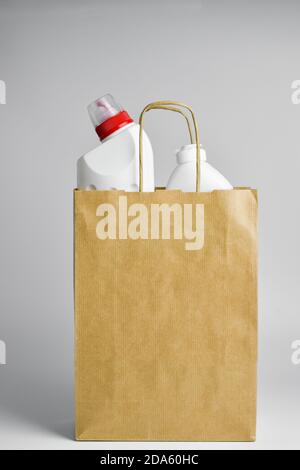 Il y a deux bouteilles de détergent en plastique dans un sac en papier. Banque D'Images
