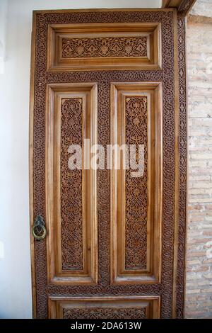 Une porte en bois décorée de sculptures dans le complexe Khast Imam de Tachkent, en Ouzbékistan. Artisanat, Art. AVR 29.2019. Banque D'Images