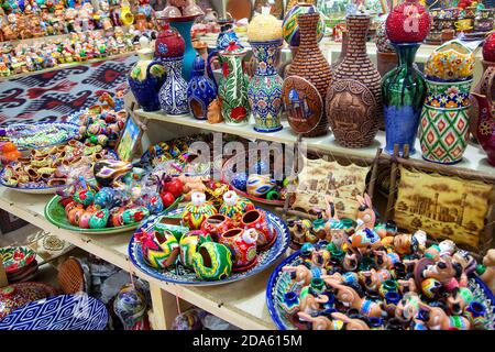 Vases faits main en céramique avec ornement national et autres souvenirs de l'ouzbékistan dans le magasin. Art traditionnel 29 avril 2019. Banque D'Images