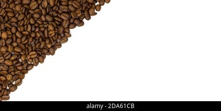 Grains de café torréfiés isolés sur fond blanc. Copier la maquette d'espace. Concept avec espace blanc. Plan d'étapage avec vue de dessus Banque D'Images