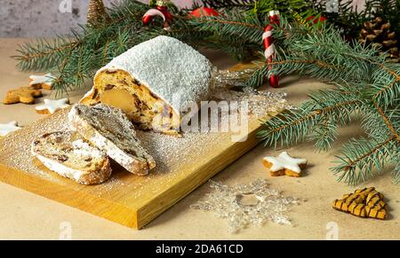 Gâteau de Noël allemand traditionnel - massepain Stollen Banque D'Images