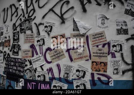 Cancun, Mexique. 09ème novembre 2020. CANCUN, MEXIQUE - NOVEMBRE 9: Des femmes participent aux émeutes au Bureau central du Procureur de Quintana Roo pour protester contre le féminicide d'Alexis et exigent des autorités l'absence de résultats pour prévenir le féminicide au Mexique le 9 novembre 2020 à Cancun, Mexique. Crédit: Rodolfo Flores/Groupe Eyepix/l'accès photo crédit: L'accès photo/Alamy Live News Banque D'Images