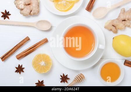 Gingembre avec citron et tisane sur bureau en bois sur blanc arrière-plan Banque D'Images