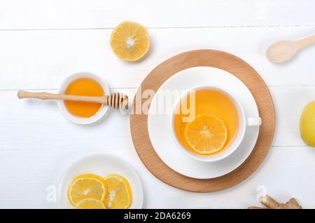 Gingembre avec citron et tisane sur bureau en bois sur blanc arrière-plan Banque D'Images