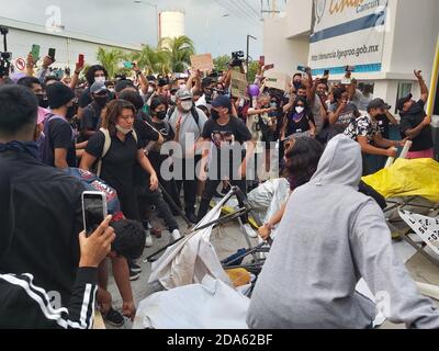 Non exclusif: CANCUN, MEXIQUE - NOVEMBRE 9: Des femmes participent aux émeutes au Bureau du Procureur central de Quintana Roo pour protester contre la FEM Banque D'Images