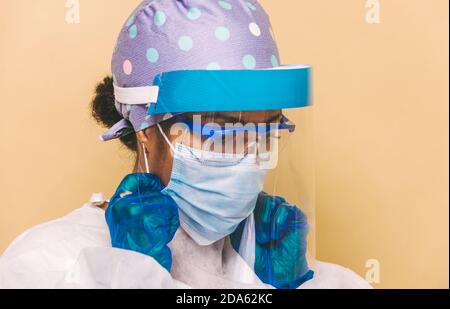 Médecin portant une combinaison de protection et un masque pour combattre Covid-19 ( virus Corona ) - Portrait d'infirmière pendant la quarantaine pandémique du coronavirus, concepts Banque D'Images