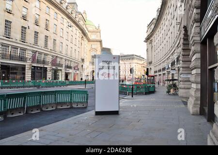 Signe de distance sociale sur Regent Street, Londres, pendant le second confinement national en Angleterre. Banque D'Images