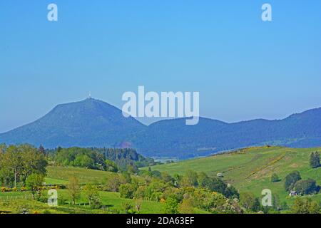 Vue sur le volcan du Puy de Dome depuis Orcival aera, Auvergne, massif Central, France Banque D'Images