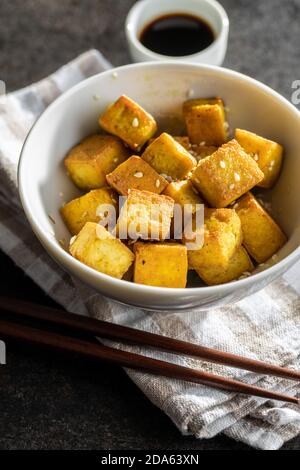 Dés de tofu frits dans un bol. Banque D'Images