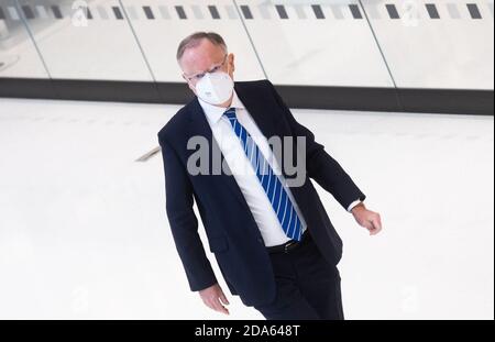 Hanovre, Allemagne. 10 novembre 2020. Stephan Weil (SPD), premier ministre de Basse-Saxe, traverse le Parlement de Basse-Saxe avec un masque de protection FFP2. Credit: Julian Stratenschulte/dpa/Alay Live News Banque D'Images