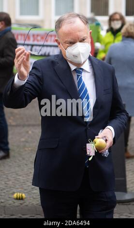 Hanovre, Allemagne. 10 novembre 2020. Stephan Weil (SPD), premier ministre de Basse-Saxe, sera au Parlement de l'État de Basse-Saxe avec un masque de protection FFP2. Credit: Julian Stratenschulte/dpa/Alay Live News Banque D'Images