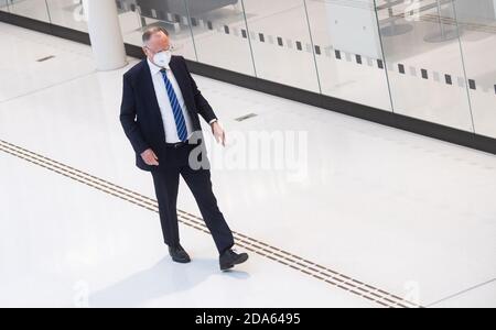 Hanovre, Allemagne. 10 novembre 2020. Stephan Weil (SPD), premier ministre de Basse-Saxe, traverse le Parlement de Basse-Saxe avec un masque de protection FFP2. Credit: Julian Stratenschulte/dpa/Alay Live News Banque D'Images