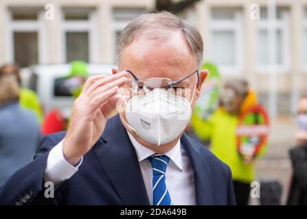 Hanovre, Allemagne. 10 novembre 2020. Stephan Weil (SPD), premier ministre de Basse-Saxe, vient au Parlement de l'État de Basse-Saxe avec un masque de protection FFP2 et regarde ses lunettes qui sont cuites à la vapeur à cause du masque. Credit: Julian Stratenschulte/dpa/Alay Live News Banque D'Images