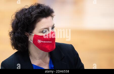 Hanovre, Allemagne. 10 novembre 2020. Carola Reimann (SPD), ministre de la Santé de Basse-Saxe, est debout dans le Parlement de l'État de Basse-Saxe avec un protecteur de bouche et de nez. Credit: Julian Stratenschulte/dpa/Alay Live News Banque D'Images