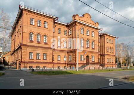 Gymnase pour hommes Yenisei (1886), maintenant l'école secondaire n° 1 nommée d'après Kytmanov. Banque D'Images