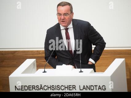 Hanovre, Allemagne. 10 novembre 2020. Boris Pistorius (SPD), ministre de l'intérieur de la Basse-Saxe, parle au Parlement de l'État de Basse-Saxe de manifestations de démences et de critiques de corona. Credit: Julian Stratenschulte/dpa/Alay Live News Banque D'Images