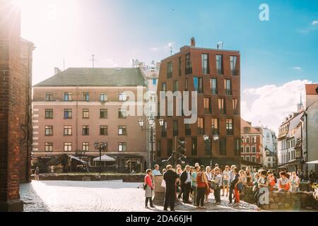 Riga, Lettonie. Groupe de touristes en excursion près de la statue des musiciens de la ville de Brême. Site d'intérêt célèbre Banque D'Images