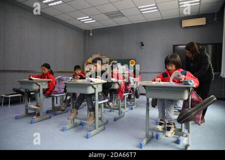 (201110) -- DONGXIANG, 10 novembre 2020 (Xinhua) -- des élèves assistent à des cours à l'école primaire Bulengou du village de Bulengou, dans le comté autonome de Dongxiang de la préfecture autonome de Linxia hui, dans la province de Gansu, dans le nord-ouest de la Chine, le 9 novembre 2020. Le village de Bulengou était autrefois une région très appauvrie. Depuis le début des travaux de lutte contre la pauvreté, le village a changé en même temps que de meilleures infrastructures, ce qui permet aux villageois d'accéder à l'eau potable, aux routes, au centre de santé et à une école primaire bien équipée. L'élevage est devenu la principale industrie du village de Bulengou, où les villageois ont leur esprit Banque D'Images