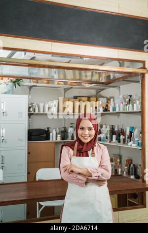 Portrait de jeunes femmes musulmanes qui vendent des produits emballés Banque D'Images