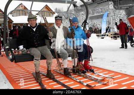 Zawoja, Malopolska/Pologne - 18.12.2010: Skieurs en télésiège jusqu'au sommet d'une station de ski Mosorny Gnon. Ouverture en hiver. Équipement vintage Banque D'Images