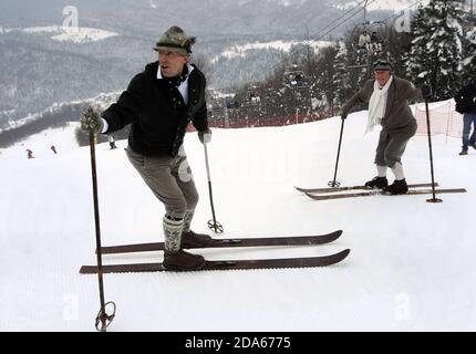 Zawoja, Malopolska/Pologne - 18.12.2010: Station de ski Mosorny Gnon. Skieurs portant des tenues de ski vintage et utilisant des équipements de ski anciens. Saison d'hiver openi Banque D'Images