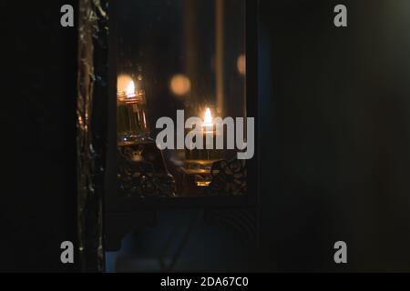 jérusalem, israël. 22-12-2019. Les menorahs sont éclairés dans une boîte en verre dans le quartier juif de la vieille Jérusalem Banque D'Images