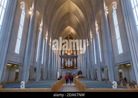 REYKJAVIK, ISLANDE - 29 octobre 2018 : les touristes admirent l'orgue à pipe à l'intérieur de l'église Hallgrimskirkja en Islande Banque D'Images