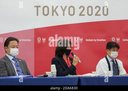 (201110) -- TOKYO, 10 novembre 2020 (Xinhua) -- Kotani Mikako, directeur sportif de Tokyo 2020 (C), prend la parole lors de la séance d'ouverture d'un événement à Tokyo, au Japon, le 10 novembre 2020. Le Comité d'organisation des Jeux Olympiques et Paralympiques de Tokyo (Tokyo 2020) a organisé mardi un événement, où le président DE LA FIG, Watanabe Morinari, a partagé sa connaissance de la gymnastique internationale et ses attentes pour les Jeux de Tokyo 2020. L'événement s'est tenu deux jours après le concours d'amitié et de solidarité 2020, un événement international de gymnastique qui s'est tenu au stade national Yoyogi à Tokyo, au Japon. (Xinhua/du Xiaoyi) Banque D'Images