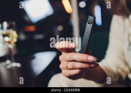 SYSTÈMES POD ou ultra-portables le vape est la toute dernière technologie de cigarette électronique.POD vape isolé sur fond blanc. Banque D'Images