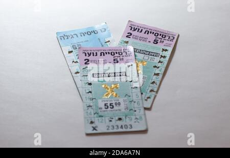 jérusalem-israël. 26-10-2020. Vieux billets pour les jeunes et les adultes pour voyager à Egged à Jérusalem, Israël. Sur fond blanc Banque D'Images