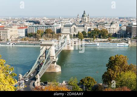 Vue sur le danube à Budapest, le pont Elizabeth et la basilique St stephens Banque D'Images