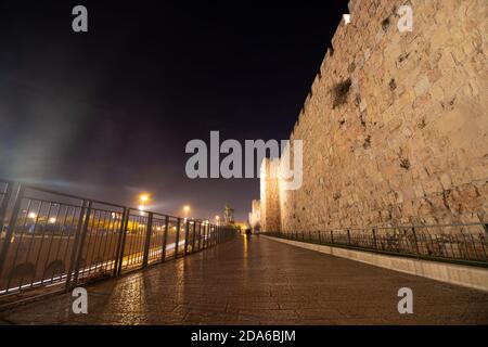 La promenade à côté des murs de la vieille ville la nuit, Jérusalem, Israël. Banque D'Images