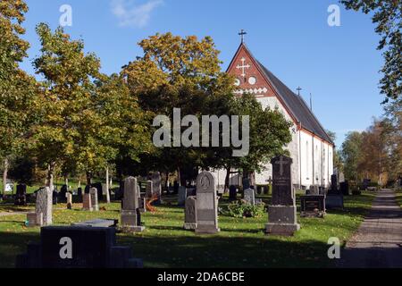 UMEA, SUÈDE, LE 28 SEPTEMBRE 2012. Vue sur l'église de Backen et le cimetière au soleil. Pierres tombales, chemin et arbres. Éditorial Banque D'Images