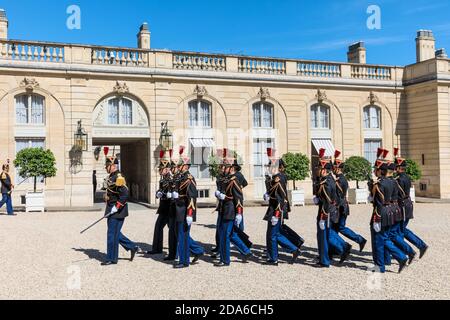 PARIS, FRANCE - 26 juin 2017 : garde d'honneur à la résidence de l'Elysée à Paris lors d'une visite officielle du Président de l'Ukraine Petro Porochenko Banque D'Images