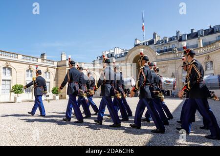 PARIS, FRANCE - 26 juin 2017 : garde d'honneur à la résidence de l'Elysée à Paris lors d'une visite officielle du Président de l'Ukraine Petro Porochenko Banque D'Images