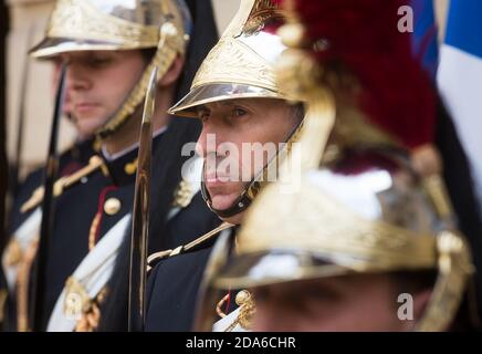 PARIS, FRANCE - 26 juin 2017 : garde d'honneur à la résidence de l'Elysée à Paris lors d'une visite officielle du Président de l'Ukraine Petro Porochenko Banque D'Images