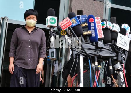 Hong Kong, Chine. 10 novembre 2020. Bao Choy-yuk Ling, journaliste indépendant qui a travaillé avec le radiodiffuseur public de Hong Kong RTHK (radio Television Hong Kong) dans le cadre d'enquêtes sur l'attaque de la foule de Yuen long du 21 juillet, quitte le tribunal de la magistrature de Fanling pour une audience. Choy a été arrêté pour avoir fait une fausse déclaration liée à son enquête sur des personnes soupçonnées d'être impliquées dans l'attaque de la foule de Yuen long pour un documentaire télévisé de RTHK. Crédit : SOPA Images Limited/Alamy Live News Banque D'Images