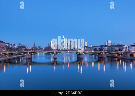 Géographie / Voyage, Allemagne, Hesse, Francfort-sur-le-main, frankfurter Skyline depuis le pont de rafter avec, Additional-Rights-Clearance-Info-not-available Banque D'Images