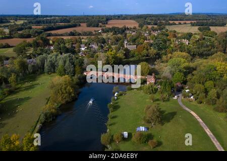 Rivière Thames et pont avec village de Clifton Hampden, Oxfordshire Banque D'Images