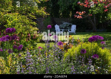 Place assise dans le jardin anglais, Angleterre, Europe Banque D'Images