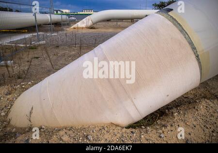 Lubmin, Allemagne. 05ème novembre 2020. Le tuyau souterrain du gazoduc Nord Stream 2 de la mer Baltique sort du sol à la station de réception du gaz naturel. À l'origine, le gazoduc russe devait être mis en service à la fin de 2019. Près de huit milliards d'euros ont déjà été investis dans le pipeline. Actuellement, 150 des 2,360 kilomètres de long de la double branche du gazoduc germano-russe Nord Stream 2 manquent encore. Credit: Jens Büttner/dpa-Zentralbild/ZB/dpa/Alay Live News Banque D'Images