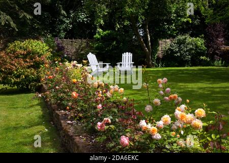 Place assise dans le jardin anglais, Angleterre, Europe Banque D'Images