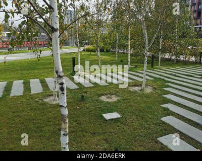 Un panneau sur une zone herbeuse avec des arbres dans le arrière-plan Banque D'Images