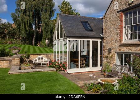 Extension de la chambre de soleil sur la maison avec jardin anglais, Angleterre, Europe Banque D'Images