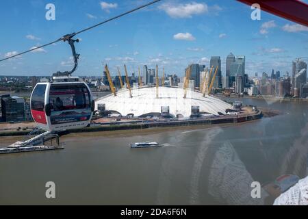 Le téléphérique Emirates Air Line reliant les stations d'accueil de Victropia à la péninsule de Greenwich, en traversant la Tamise, offre une vue spectaculaire sur Londres, y compris le stade O2 et le développement de Canary Wharf. 19 juillet 2015. Photo: Neil Turner Banque D'Images